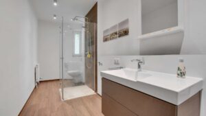 Badezimmer - Flügel links