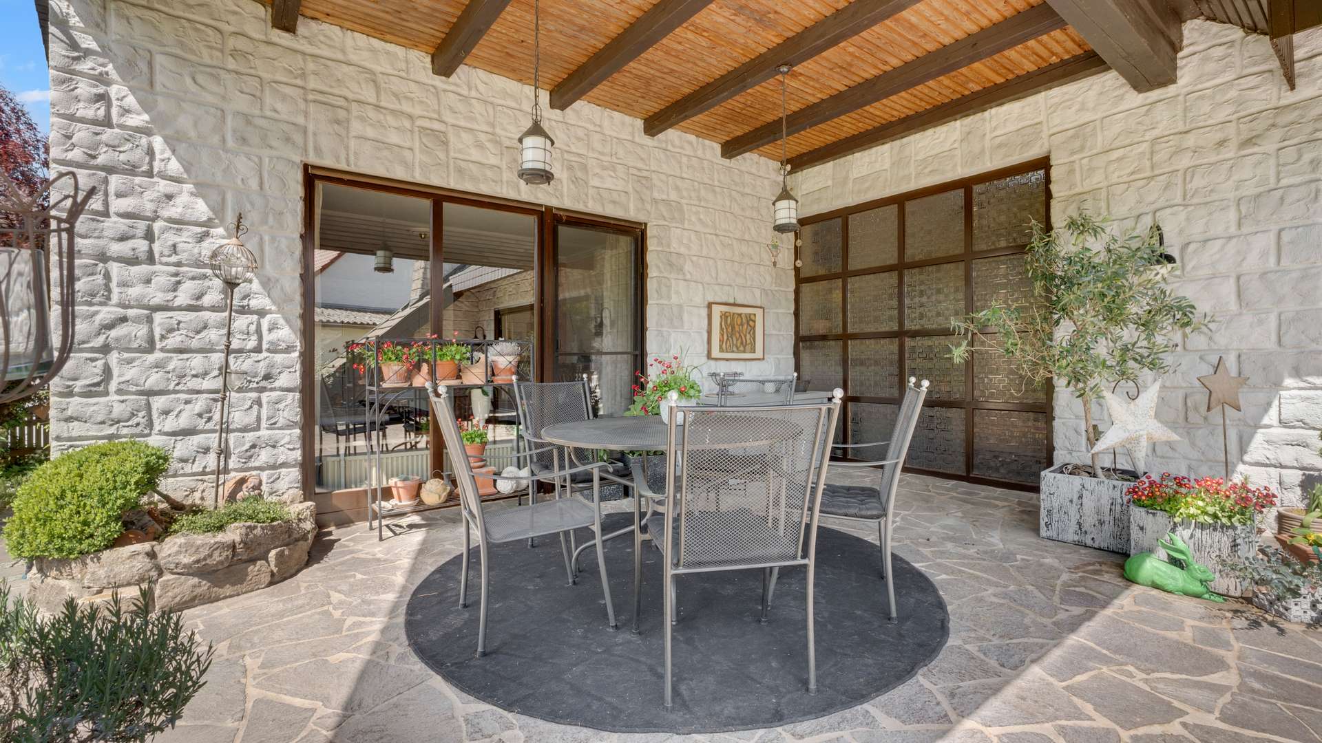 Überdachte Terrasse EG