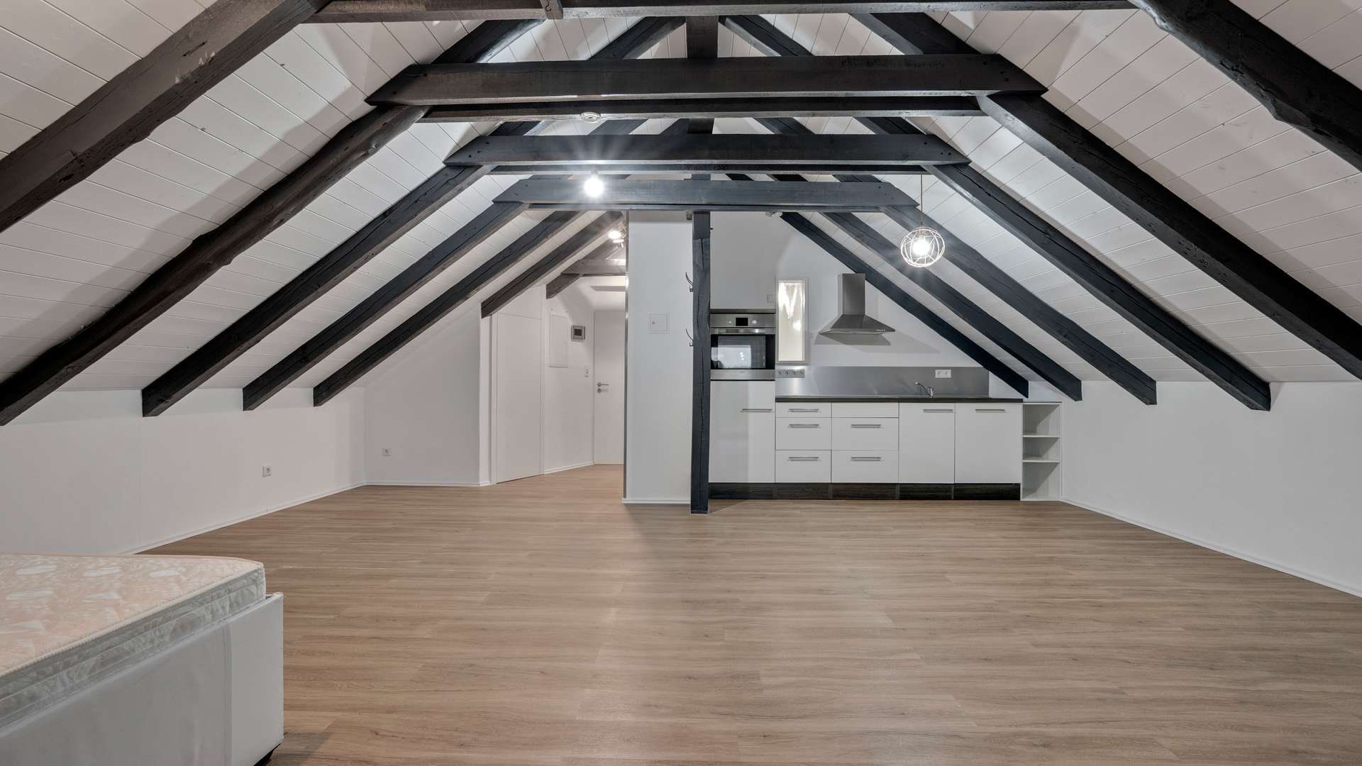 Wohn- und Schlafzimmer / Küche DG