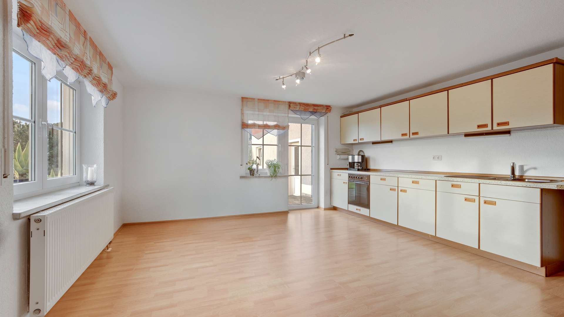 UG - Wohn-/Esszimmer/Küche