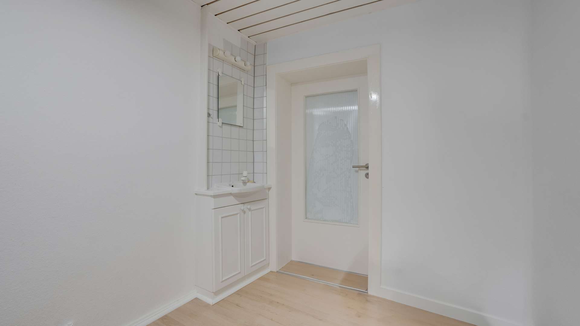 Flur / Zimmer 6, 2. OG