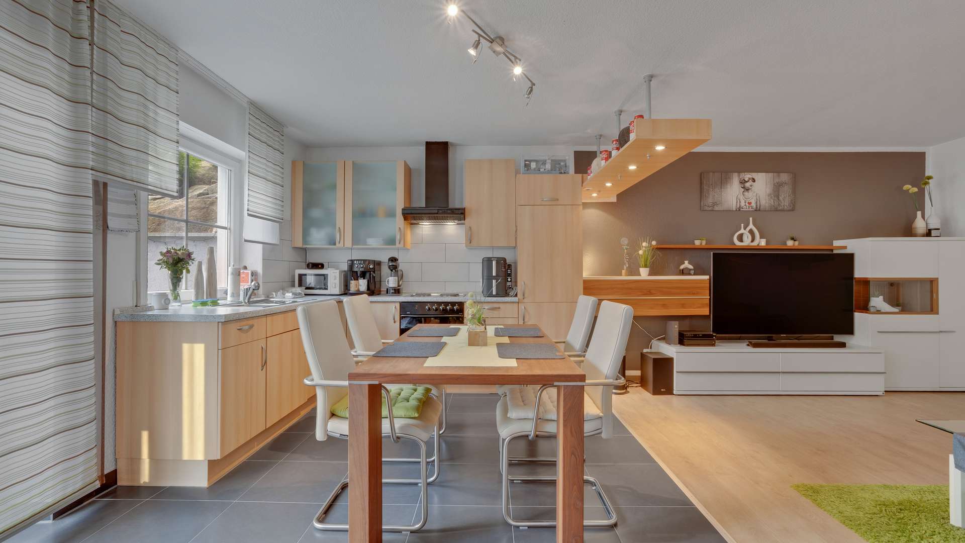 Wohn- und Esszimmer / Küche ELW UG