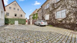 Einfahrt / Hof