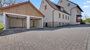 Doppelgarage / Stellplätze