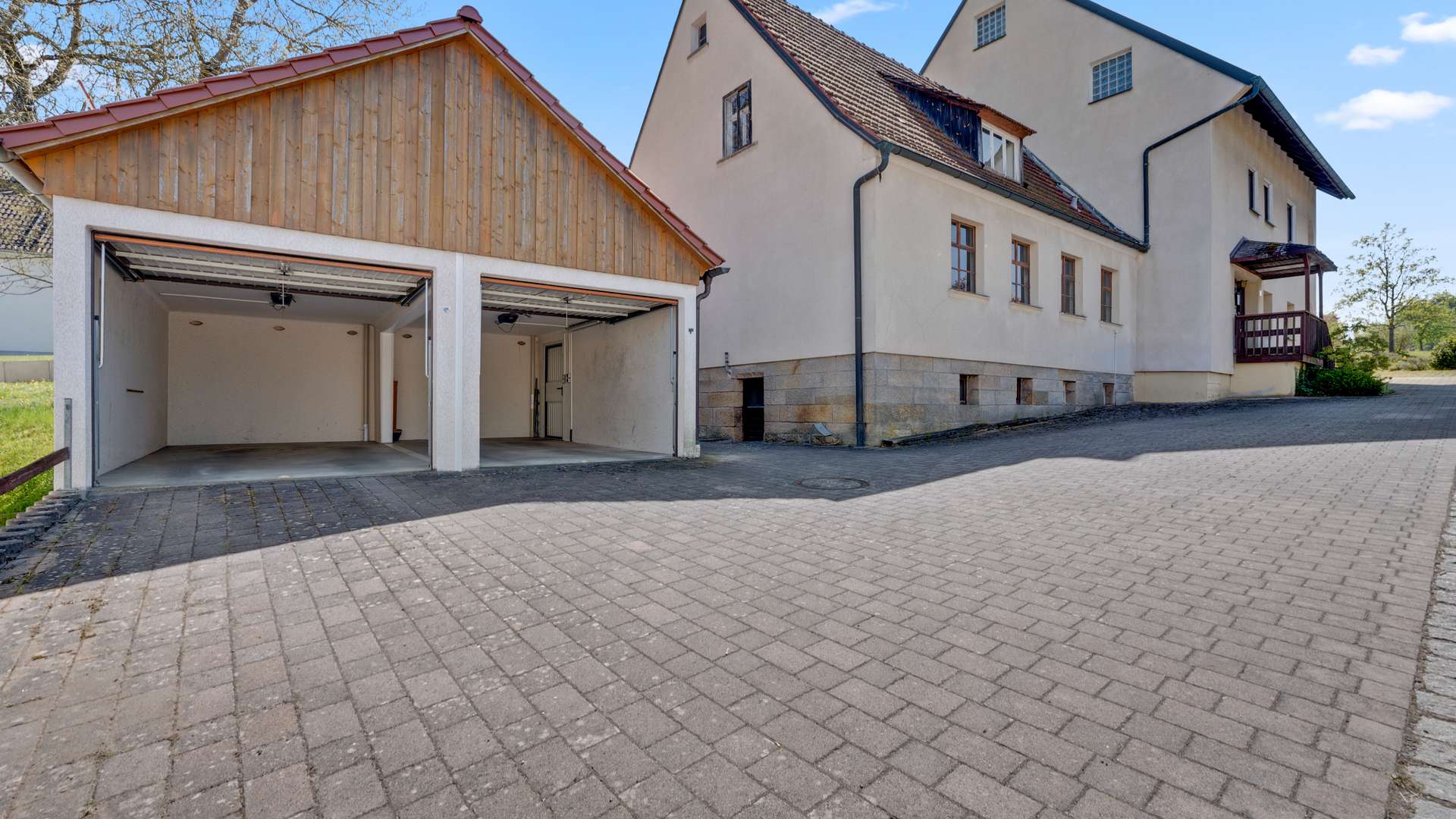 Doppelgarage / Stellplätze