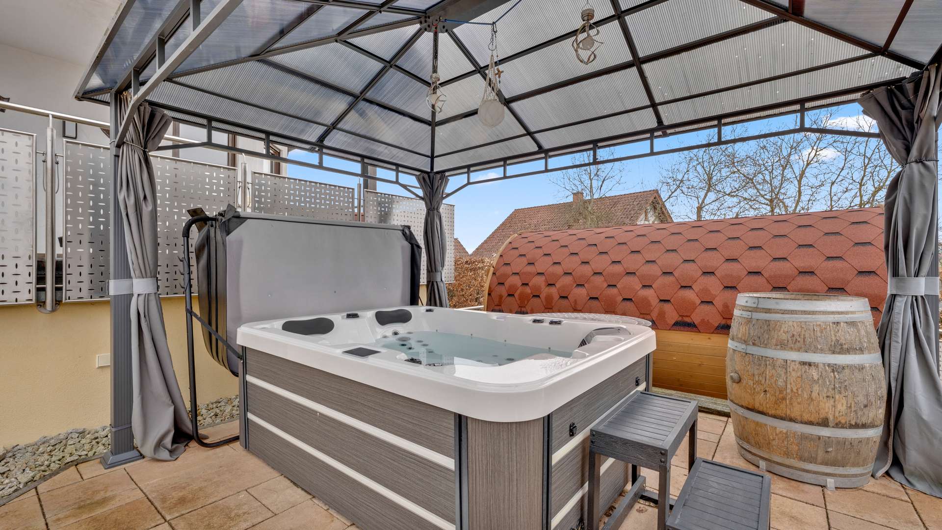 Pavillon mit Whirlpool