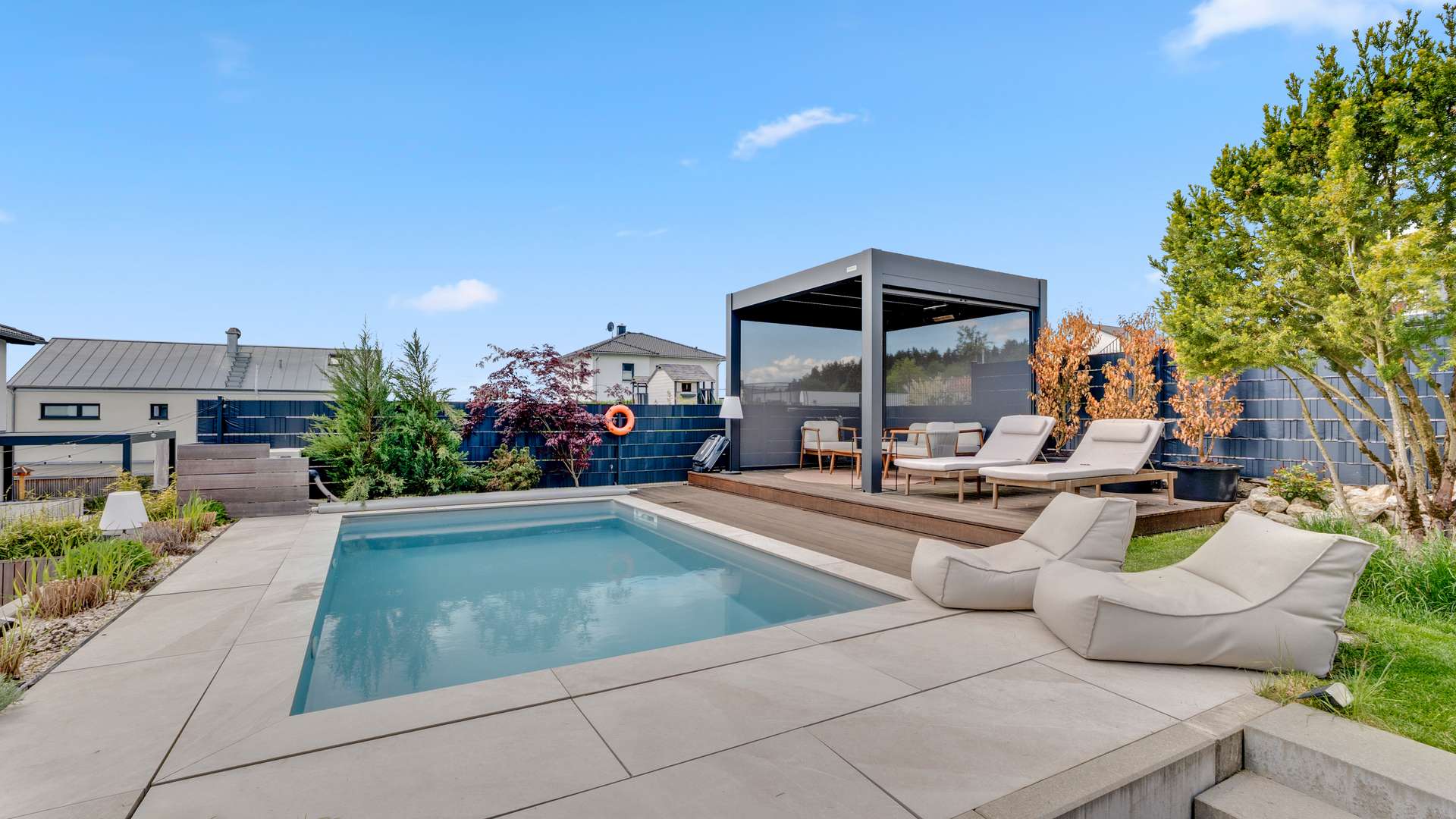 Pool und Pergola