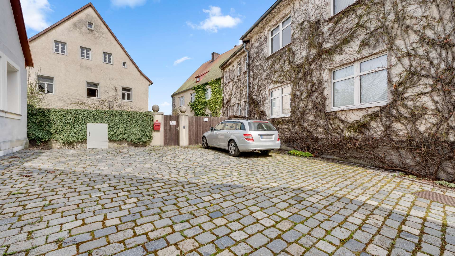 Einfahrt / Hof