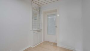 Flur / Zimmer 6, 2. OG